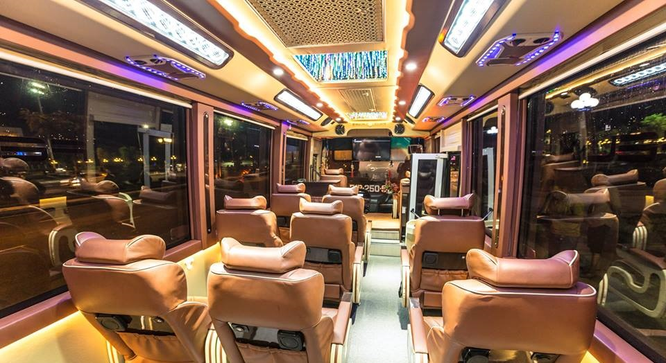 Thuê Xe Limousine 18 Chỗ: Dịch Vụ Hạng Thương Gia Uy Tín Từ Huy Đạt