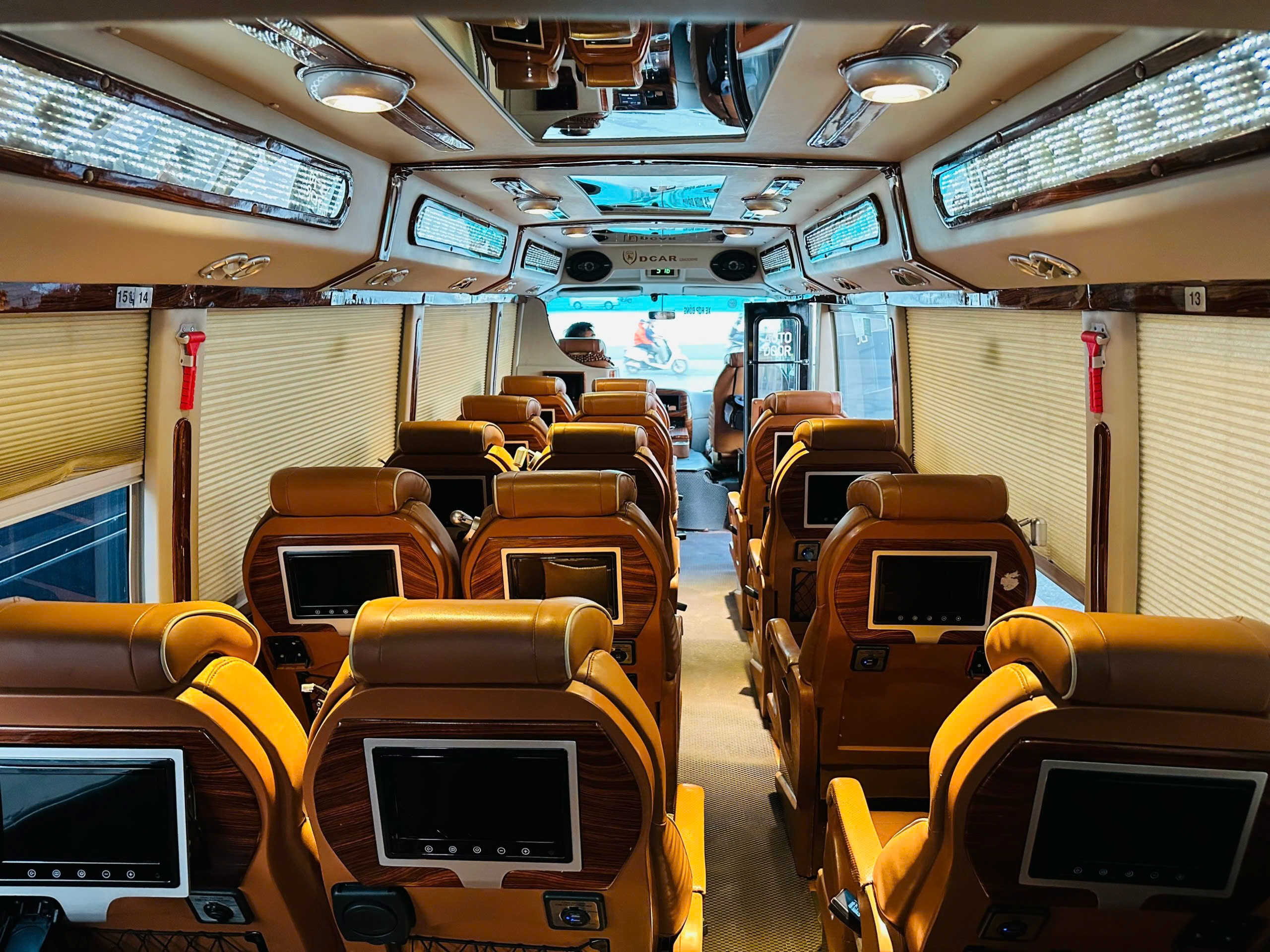 Thuê Xe Limousine 18 Chỗ: Dịch Vụ Hạng Thương Gia Uy Tín Từ Huy Đạt